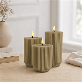 LED Bloklys 3 stk. 10, 12,5 og 15 cm riflet vokslys med resin, latte
