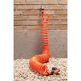Black+Decker spiralslange 15 m med sprøjtepistol, orange